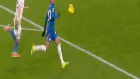 揭秘：47岁模特凯蒂与球星格拉利什亲密吻戏幕后故事